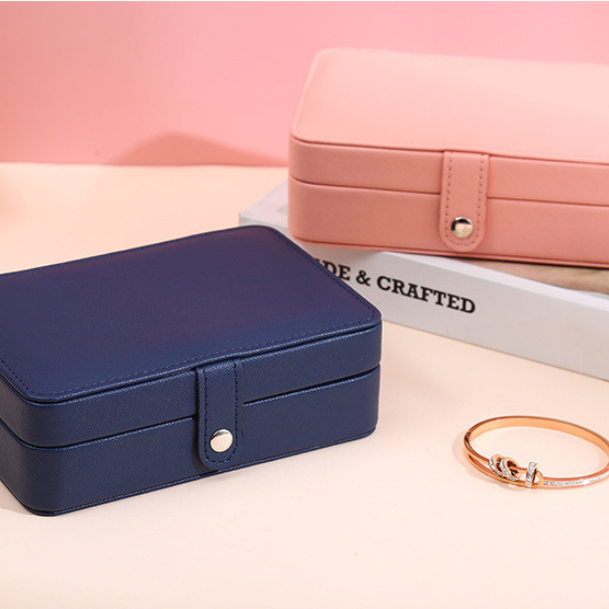 Boîte à bijoux compacte en cuir