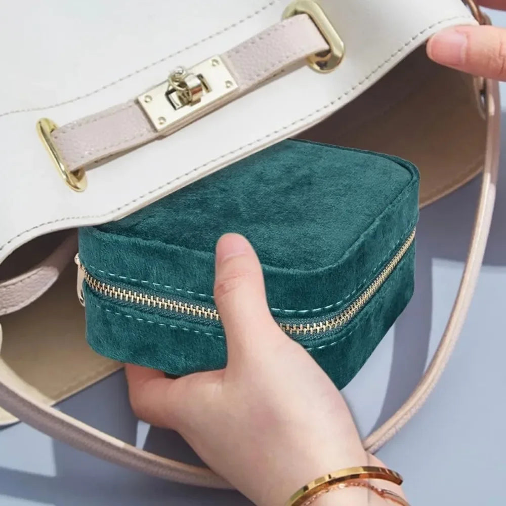 Boîte à bijoux de poche en velours vert émeraude