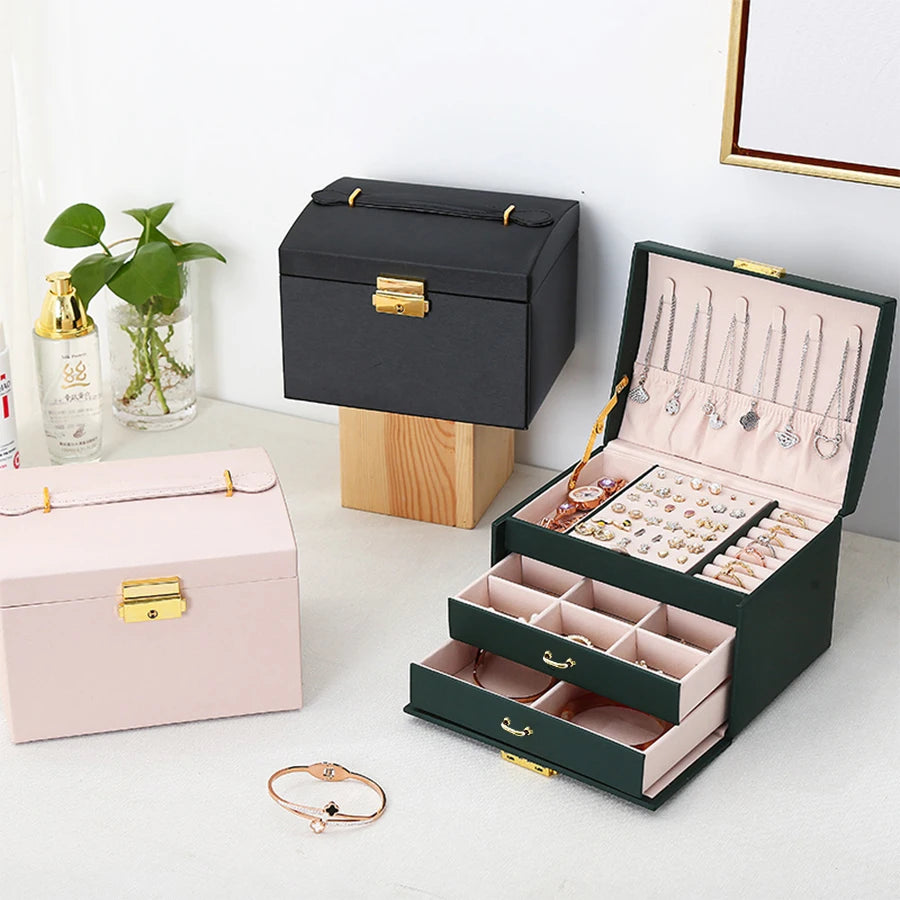 Boîte à bijoux à trois niveaux avec fermeture arquée